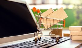 carrinho de compras de supermercado em miniatura sobre computador pessoal